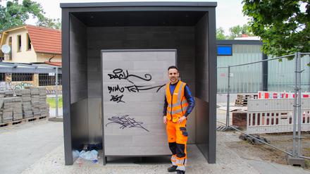 Servicetechniker Daniel Trigloff an der City-Toilette am S-Bahnhof Yorckstraße
