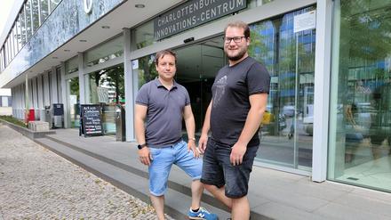 Conbotics-Mitgründer Cristian Amaya (l.) und David Franke vor dem Charlottenburger Innovations-Centrum.