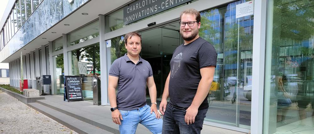 Conbotics-Mitgründer Cristian Amaya (l.) und David Franke vor dem Charlottenburger Innovations-Centrum.