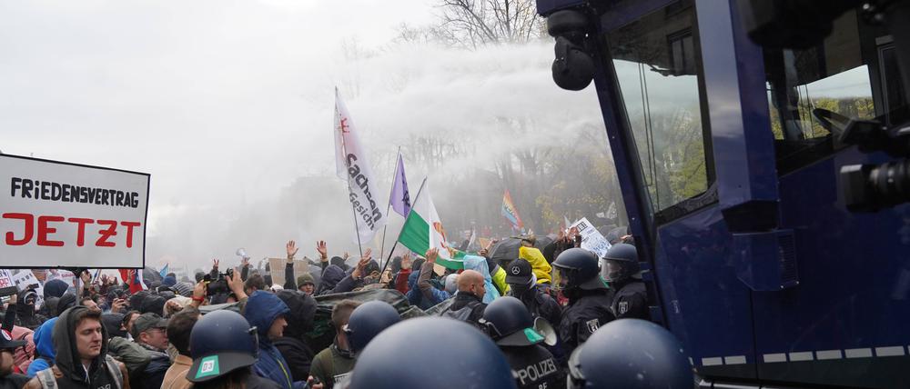 Die Polizei setzt Wasserwerfer ein bei der „Querdenken“-Demo am Brandenburger Tor.