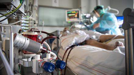 Schwer an Corona erkrankte Patienten auf der Intensivstation des Klinikums in Fulda. Im Vordergrund steht eine ECMO-Maschine. 