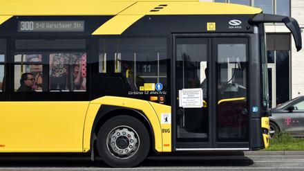 Die BVG im Corona-Modus 2020 - mit gesperrten Türen bei den Bussen. Das Image der Verkehrsbetriebe sei sehr schlecht gewesen, sagt der scheidende Marketing-Chef. Jetzt sei es anders.
