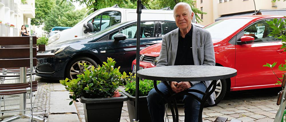 Matthias Bräutigam macht es vor: Bisherige Parkplätze sollen künftig zum Verweilen einladen.        