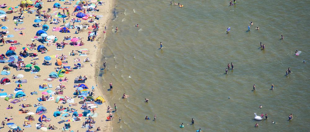Menschen baden und sonnen sich im Strandbad am Müggelsee. (Luftaufnahme). +++ dpa-Bildfunk +++