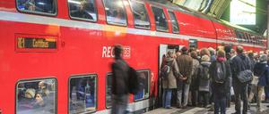 Pendler am Berliner Hauptbahnhof: Immer wieder Fallen Züge zwischen Berlin und Brandenburg aus.