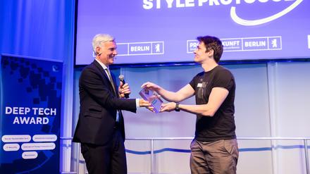 Wirtschaftssenator Stephan Schwarz übergab den Deep Tech Award in der Kategorie Blockchain an Leo Hilse vom Berliner Start-up Style Protocol.