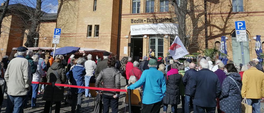Kundgebung vor dem Bahnhof Lichterfelde-West: Bürgerinnen und Bürger demonstrierten für ihren Treffpunkt.