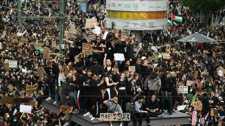 Menschen protestieren auf dem Alexanderplatz bei der "Silent Demo" gegen Rassismus und Polizeigewalt.
