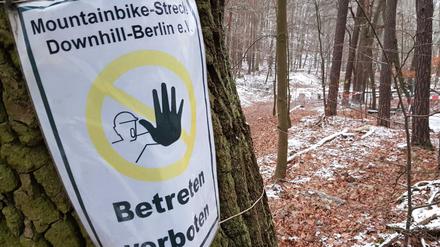 Warnschild an der Mountainbike-Strecke in den Müggelbergen.