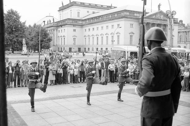 10 Wachoffiziere die Soldaten haben in Berlin am Ehrenmal gestanden DDR Zeit/OVP 