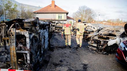 Auf dem Parkplatz eines Autohauses in Köpenick gingen im vergangenen April 20 Autos in Flammen auf.