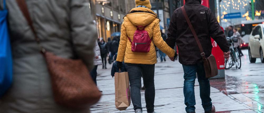 Passanten mit Einkaufstüten gehen am verkaufsoffenen Sonntag durch die Innenstadt. (Symbolbild) Foto: Daniel Bockwoldt/dpa 