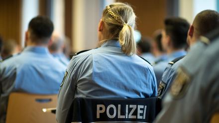 „Die zukünftigen Polizisten und Polizistinnen erlernen hier den Umgang mit einer ganzen Reihe von Einsatzmitteln“, sagt Imme Krüger, Dozentin für Kriminalistik an der Polizeihochschule des Landes Brandenburg