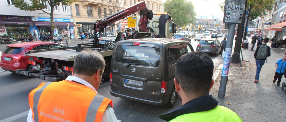Häufiger als bislang sollen künftig Falschparker in Berlin abgeschleppt werden.