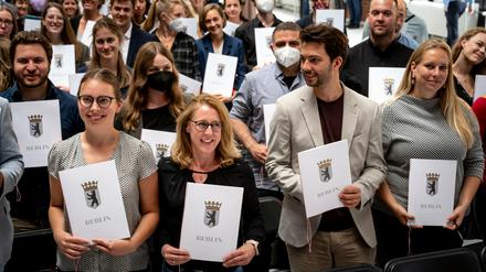 Endlich verbeamtet: 220 Lehrkräfte haben am Donnerstag in Berlin ihre Urkunden erhalten. 