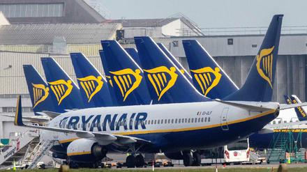 Ryanair-Maschinen vom Typ Boeing 737 auf dem Heimatflughafen in Dublin. Neun dieser Flieger sind mittlerweile auch fest am BER stationiert, stehen hier über Nacht.