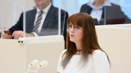 Katrin Lange (SPD), Brandenburger Ministerin der Finanzen und Europa, spricht im Landtag.
