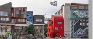Das rote  „Haus 2+“ ist ein 100-prozentiger Holzbau auf dem Holzmarkt in Berlin.