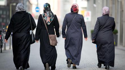 Frauen laufen in Berlin-Kreuzberg auf dem Bürgersteig.