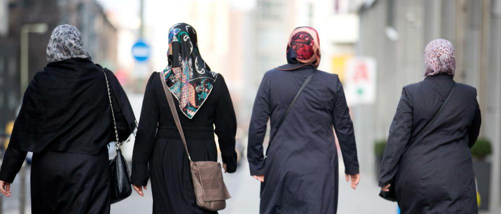 Frauen laufen in Berlin-Kreuzberg auf dem Bürgersteig.