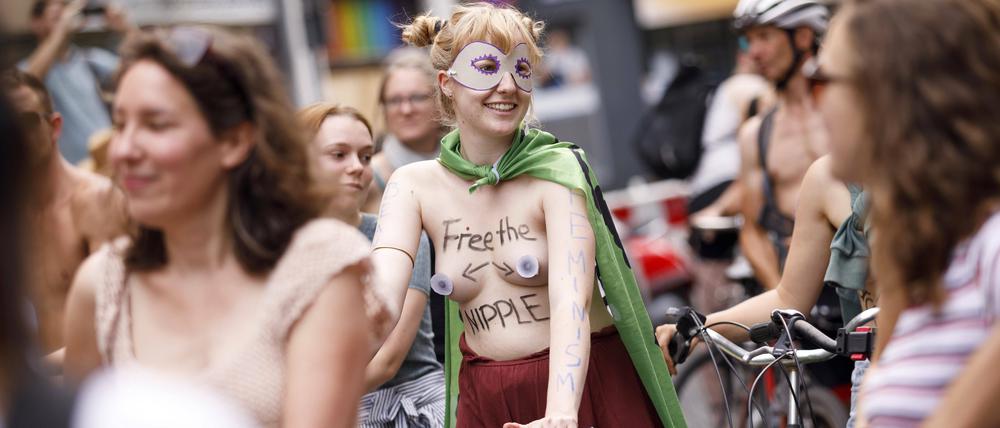 Eine Frau fordert bei einer Fahrraddemo mit dem Spruch Free the nipple das Recht für Frauen, ihren Oberkörper öffentlich frei zu...Foto: imago images/Futureimage