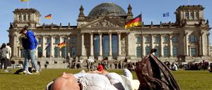 Sonnenbad vor dem Reichstagsgebäude.