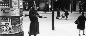 Gangs of Neukölln. In den 1920er Jahren war der Bezirk unruhig: Hier ging im Mai 1929 die bewaffnete Schutzpolizei an der Hermannstraße gegen den „Blutmai“ vor. Zu den Straßenunruhen hatte die KPD aufgerufen.
