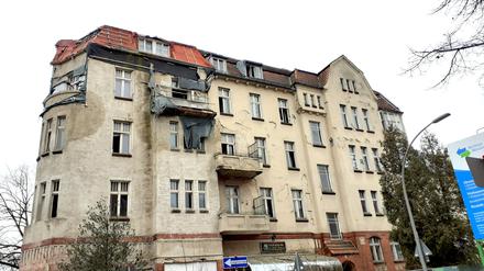 Elf Wohnungen: Das Haus im Gardeschützenweg / Ecke Hindenburgdamm verfällt seit Jahren. Den Besitzer scheint es nicht zu kümmern.