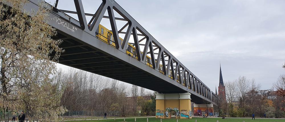 Auf einer offenen Stahlbrücke fährt die U2 durch den Gleisdreieckpark - und quietscht.