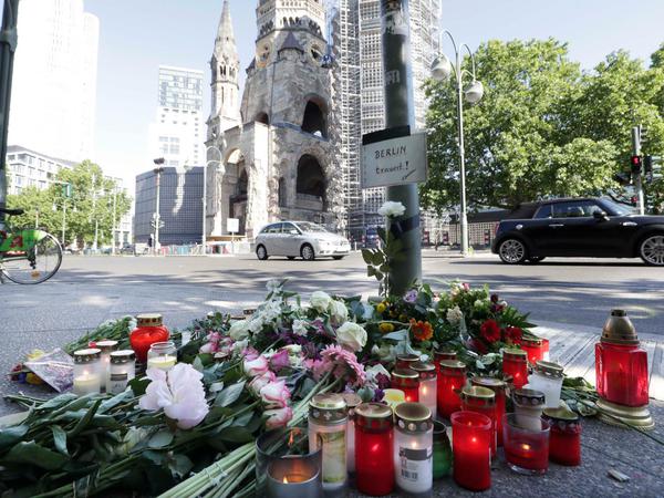 Nach der Amokfahrt gedachten Berliner und Gäste der Opfer mit Blumen und Kerzen. 