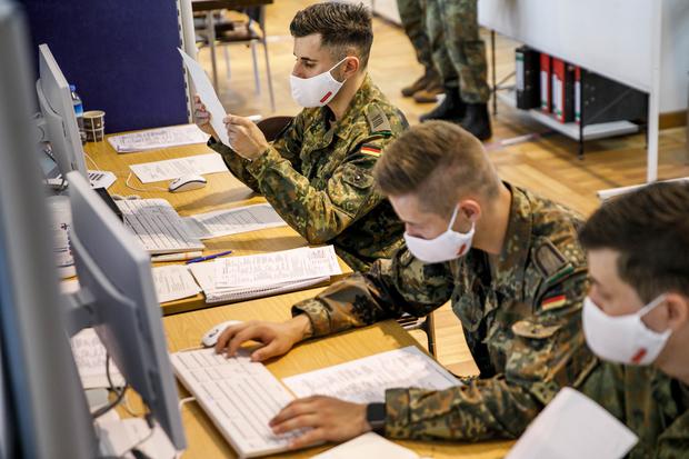 Soldaten der Bundeswehr helfen im Gesundheitsamt Mitte bei der Kontaktnachverfolgung.