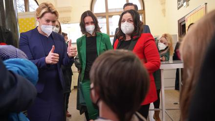 Daumen hoch: Berlins Regierendende Bürgermeisterin Franziska Giffey (SPD) beim Kinderimpfen im Naturkundemuseum. An einer ähnlichen Aktion im Roten Rathaus gibt es Kritik.