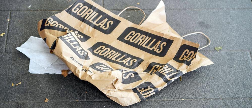 Eine Papiertragetasche von Gorillas liegt auf dem Boden. 