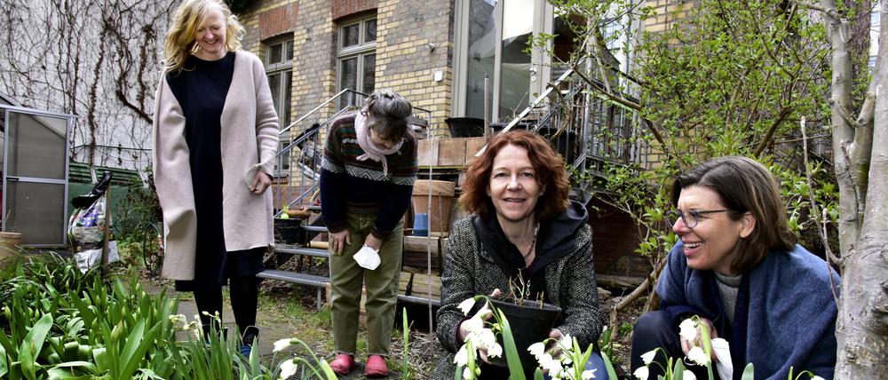 Die Bewohnerinnen des Hauses in der Ackerstraße in Mitte, Susanne Niessen (v.l.n.r.) und Katja Smacka, sowie Christiane Habermalz und Caroline Dostal von der Initiative "Grüne Höfe". 