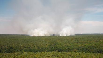 Luftaufnahme vom Waldbrand beim Sprengplatz beim Kronprinzessinnenweg in Nikolassee im Grunewald.