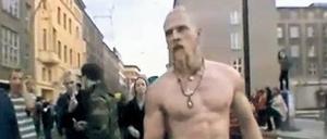 Während der Fuckparade entstand im Jahr 2000 das Video des Techno-Wikingers (oben). Der bis heute unbekannte Tänzer verklagt nun Matthias Fritsch, der das Video damals drehte.