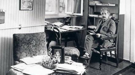 Albert Einstein in seinem Arbeitszimmer in seiner Wohnung in Berlin-Schöneberg.