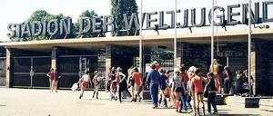 DDR-Geschichte. Warteschlange vor der Kasse des Stadions der Weltjugend irgendwann in den 80er Jahren. 
