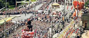 Mit Pomp. Am 4. Juli 1987 zogen hunderte Festwagen durch den einen Teil der Stadt, vorbei am Palast der Republik. West-Berlin ignorierte man. 