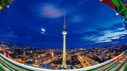 Berliner Original. Der Turm reicht heute 368 Meter in die Berliner Luft. Trotz seiner 26 000 Tonnen ragt er elegant über Berlin. 