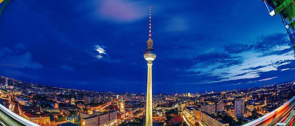 Berliner Original. Der Turm reicht heute 368 Meter in die Berliner Luft. Trotz seiner 26 000 Tonnen ragt er elegant über Berlin. 