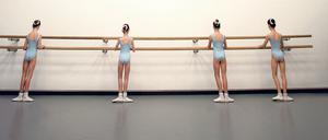 Die Staatliche Ballettschule beginnt mit der fünften Klasse. Dann sind die Kinder neun oder zehn Jahre alt.