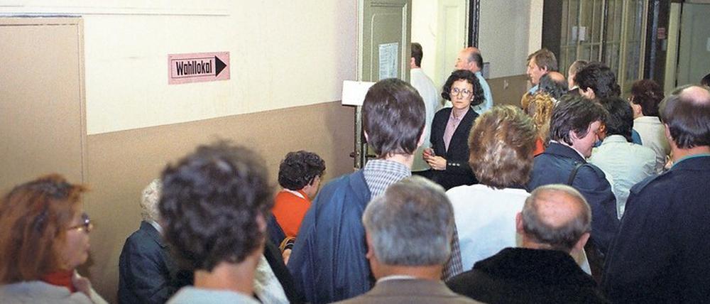 Großer Andrang. Am 18. März 1990 stimmten die DDR-Bürger erstmals frei über die Mitglieder der Volkskammer ab.