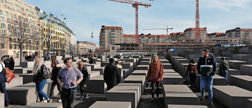 Für Berlin-Touristen ist ein Gang durch das Holocaust-Mahnmal ein wichtiger Programmpunkt ihrer Hauptstadtvisite.