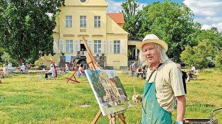 Auch der Maler Frank Suplie hatte bei der Sommer-Akademie seine Staffelei vor dem Gutshaus Neukladow aufgebaut. 