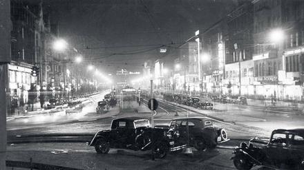 Mondäne Gegend. Der Tauentzien bei Nacht, fotografiert 1937. 
