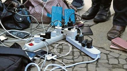 Beim 31-stündigen Stromausfall in Köpenick im Februar 2019 mussten Anwohner ihre Handys am Rathaus aufladen.