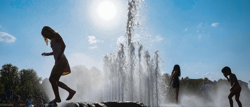 Bei Hitzewellen in Berlin wollen die Menschen Abkühlung – so wie die Kinder hier am Brunnen im Lustgarten.   