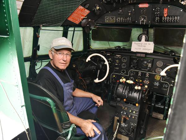 Pilot Volkmar Steinert, 76, ist einer der Restaurateure der IL-14 in Tempelhof.
