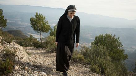 Außerhalb ihres Klosters Sant Benet de Montserrat bei Barcelona trägt Teresa Forcades i Vila keine Ordenstracht, um die Sphären zu trennen.
